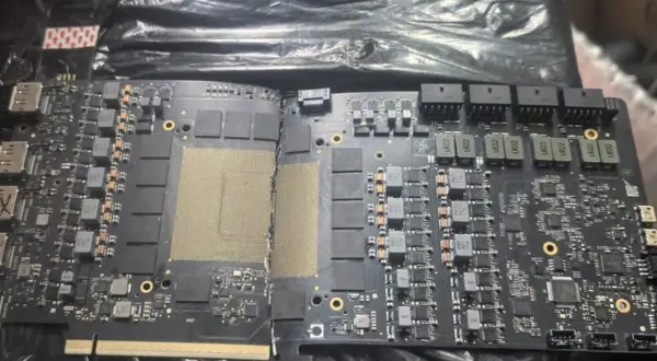 Placa de circuito impreso con chips y conectores, lista para potenciar el rendimiento con CUDA.