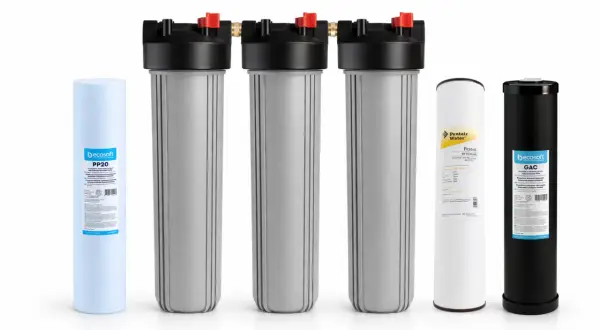 Vattenreningsfilter för vandring: en uppsättning filterhus med olika filterpatroner, inklusive PP20, Pentair GAC och ett svart GAC-filter.