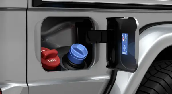 En bil med öppen lucka visar dieselpåfyllning och AdBlue-påfyllning. Hur mycket AdBlue drar en bil beror på körstil.