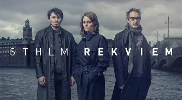 Tre personer står framför en grå himmel och vatten. Texten "STHLM REKVIEM" syns i vitt.