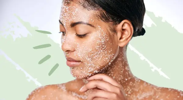 Frau mit Salz-Peeling im Gesicht und auf der Schulter. Ein sanftes mechanisches Peeling für reine Haut.