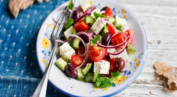 En fräsch fetaost sallad med tomater, gurka, rödlök och oliver, perfekt för en lätt lunch.