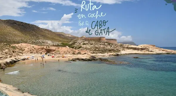 Disfruta de una ruta en coche por el Cabo de Gata, con playas cristalinas y un antiguo fuerte en la costa.