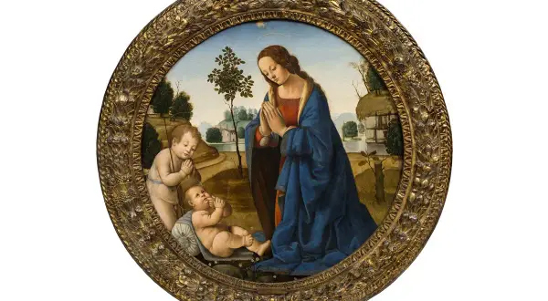 Ein Tondo-Kunstwerk zeigt Maria mit betenden Händen, das Jesuskind und Johannes den Täufer in einer ländlichen Szene.