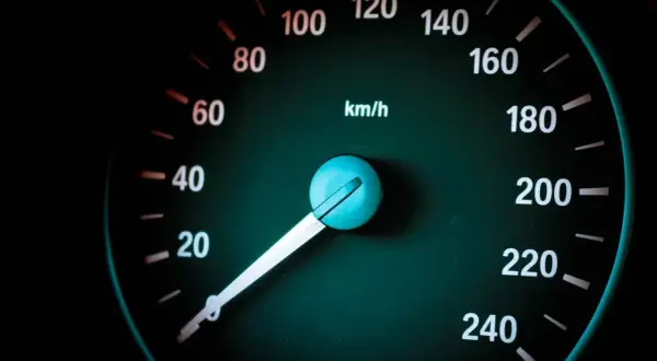 Wskaźnik prędkościomierza pokazuje 40 km/h. Idealna prędkość do aktywacji tempomatu na spokojnej drodze.