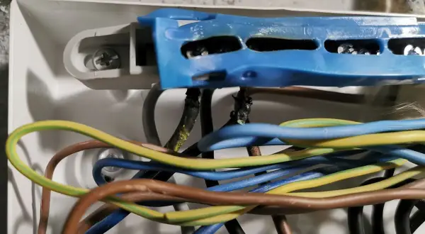 Spalone przewody w kostce elektrycznej. Wygląda, jakby ktoś podłączył wszystko na upalone zero.