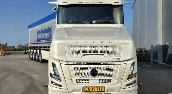 Un camion Volvo FH16, un nez long blanc, prêt pour le transport en vrac.