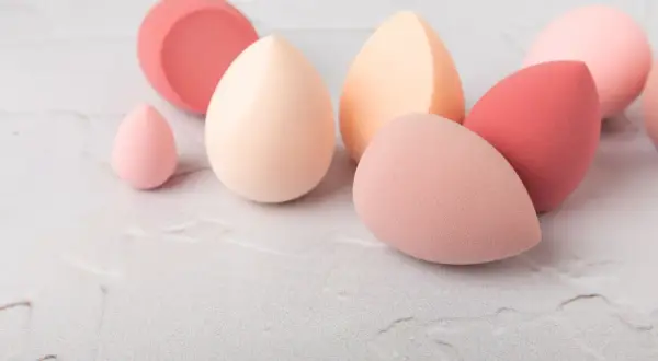 Set di beauty blender in varie tonalità pastello, perfetti per un'applicazione impeccabile del makeup. Scopri come si usa per un finish naturale.