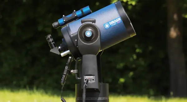 Niebieski teleskop Meade LX90 ACF na montażu, na tle zieleni.