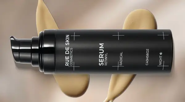 Czarny flakon serum z napisem "SERUM RETINYL". Kremowa konsystencja spływa po opakowaniu. Dowiedz się, retinol co to i jak działa.