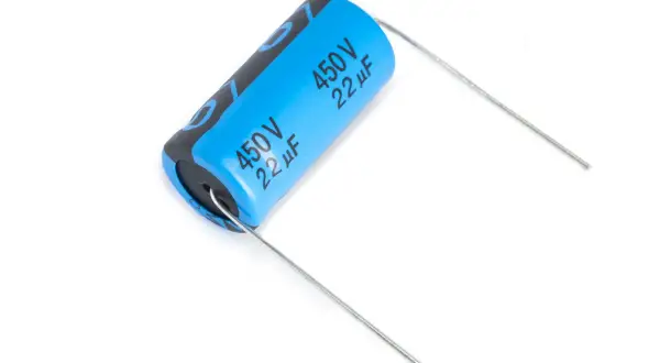 Niebieski kondensator elektrolityczny 450V 22µF, jeden z wielu rodzajów kondensatorów, z dwoma metalowymi wyprowadzeniami.