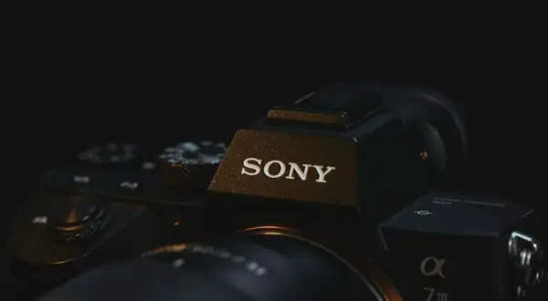 Zbliżenie na czarny aparat Sony z widocznym logo i oznaczeniem modelu.
