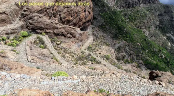 Senderos empedrados serpentean por las laderas rocosas de Gran Canaria, evocando los antiguos caminos reales.