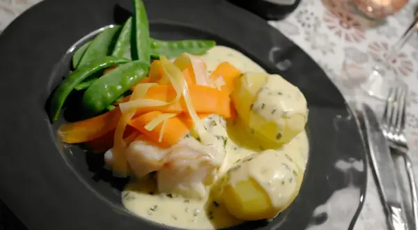 En läcker fiskrätt med potatis, sockerärtor och morötter, dränkt i en krämig sås. Perfekt för att testa ett sandefjordsås recept!