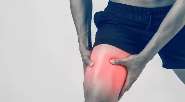 Uomo con lesione muscolare di 2 cm alla coscia, in fase di recupero. La zona è evidenziata in rosso.
