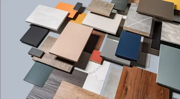Muestras de acabados: mdf vs aglomerado. Variedad de texturas y colores, desde madera hasta mármol y tonos lisos.