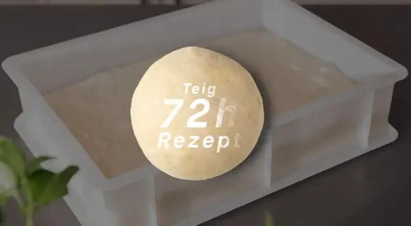 Ein Teigball mit der Aufschrift "Teig 72h Rezept" liegt auf einem Behälter mit aufgehendem Teig. Das Rezept nutzt die beste "farina di nonna".