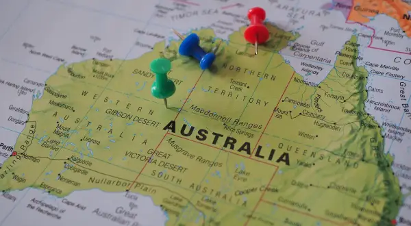 Ciekawostki o Australii: trzy pinezki zaznaczyły na mapie pustynie i pustkowia, sugerując podróż przez ten fascynujący kontynent.