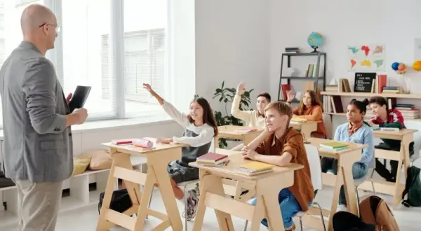 Jakie są różnice między ustawami oświatowymi i jak wpływają na edukację?