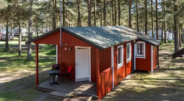 Rött stugboende på en campingplats i Åhus. Perfekt för en avkopplande semester, som många recensioner vittnar om.