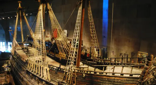 Imponente nave Vasa nel museo, con alberi maestosi e vele ammainate. Un viaggio nel tempo nel **museo di vasa**.