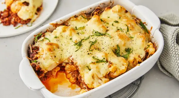 Herzhafter Blumenkohlauflauf mit Hackfleisch, überbacken mit geschmolzenem Käse und garniert mit frischen Kräutern. Ein köstliches Gericht, das Lust auf mehr macht.