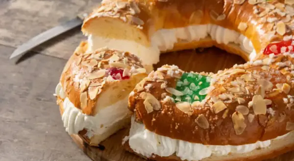 Roscon de San Valero relleno de nata, decorado con almendras y frutas escarchadas. ¡Listo para compartir!