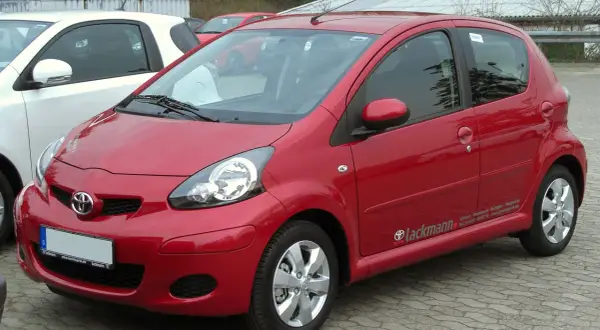 Czerwone Toyota Aygo używane z salonu, idealne do miasta.