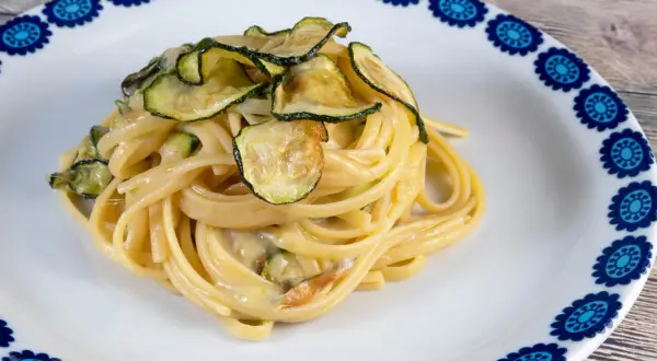 Assiette de pâtes aux courgettes, un plat simple et savoureux.
