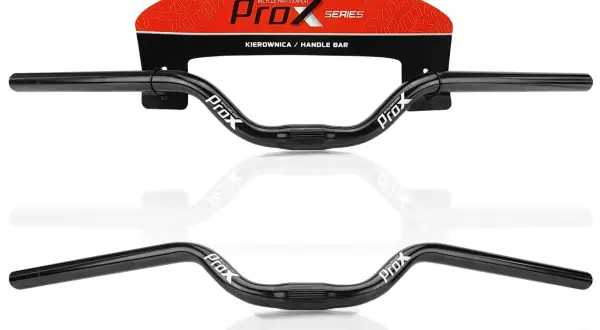 Czarna kierownica PROX z logo, idealna do roweru trekkingowego. Ergonomiczny kształt zapewnia komfort podczas długich tras.