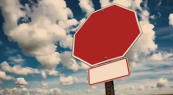 Tomt stoppskylt mot en molnig himmel. En påminnelse om hur tackar man nej till en inbjudan.