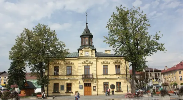 Rynek w Nowym Targu z ratuszem i fontanną. Wspaniałe atrakcje dla każdego turysty.