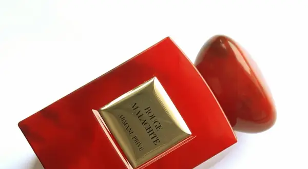Luksusowe perfumy Armani Privé Rouge Malachite w czerwonym, błyszczącym flakonie, przypominającym kamień.