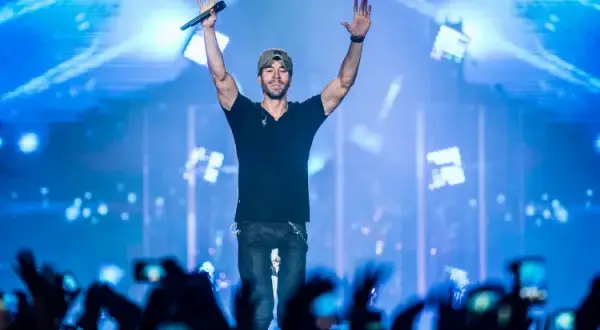 Ile trwa koncert Enrique Iglesias? Planuj swój wieczór!