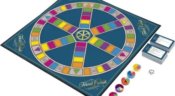 Trivial Pursuit Classic Edition Spielbrett mit bunten Feldern, Spielsteinen, Würfel und Kartenstapeln. Bereit für aktuelle Fragen!