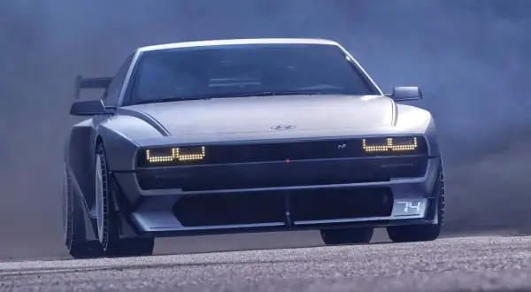 Futurystyczny Hyundai N74 z charakterystycznymi światłami i spojlerem, gotowy do jazdy.