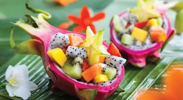 Owocowa uczta w łupinie pitai: kawałki białej pitai, kiwi, mango i gwiazdki karamboli.