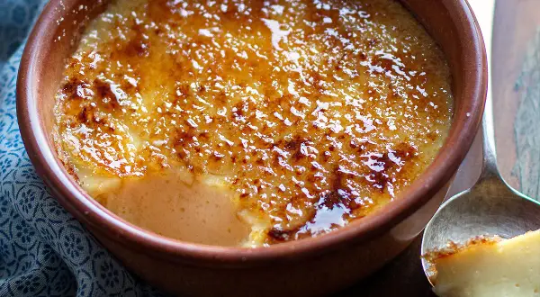 Crema catalana ricetta: delizioso dessert con crosticina caramellata dorata, servito in ciotola di terracotta.