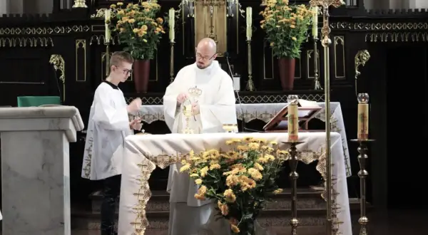 Ksiądz i ministrant podczas mszy. Czy nie pójście do kościoła w niedzielę to grzech ciężki?