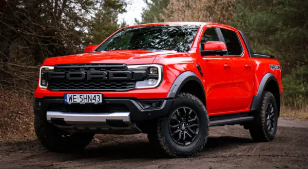 Czerwony Ford Ranger Raptor gotowy na terenową przygodę.