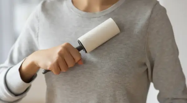 Kleidung von Fusseln befreien: Ein Kleiderroller als einfaches Hausmittel.