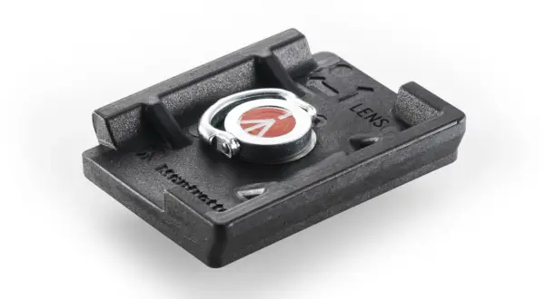 Czarna płytka z mocowaniem rc2 i oznaczeniem "LENS". Posiada metalowy gwint i logo Manfrotto.
