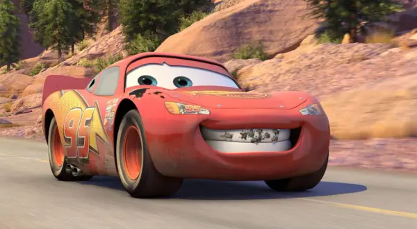 Błyskawica McQueen z "Auta 4" na drodze, z uśmiechem pełnym... owadów. Premiera filmu już wkrótce!