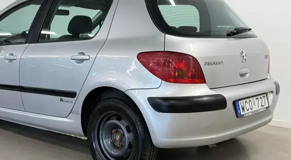 Silver Peugeot 307, bakifrån. Vanliga fel kan inkludera rost, men denna verkar vara i gott skick.