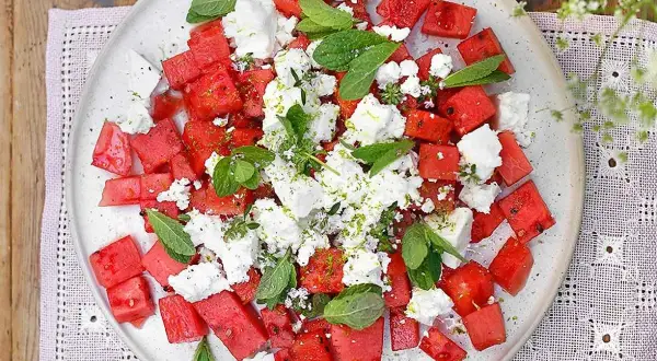 En uppfriskande melon och fetaostsallad med mynta och lime. Perfekt sommarbuffé!