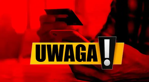 Dłoń trzyma kartę i telefon. Napis "UWAGA!" sugeruje, że warto dowiedzieć się, jak zmienić PIN do karty.