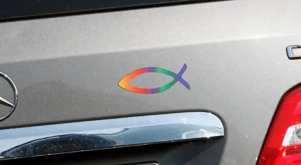 Bunter Fisch-Aufkleber auf einem Auto. Ob katholisch oder evangelisch, dieser Fisch symbolisiert Glauben.