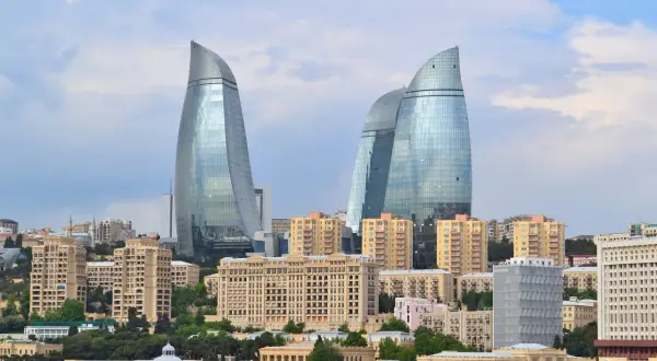 Nowoczesne wieżowce w Baku, stolicy Azerbejdżanu. Ceny nieruchomości w tym dynamicznie rozwijającym się mieście są wysokie.