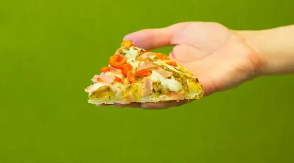 Ile waży kawałek pizzy? Waga, kalorie i świadome wybory!