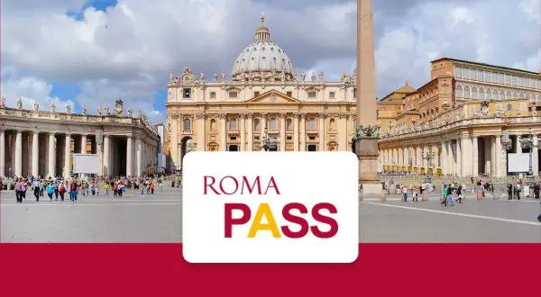 Plac Świętego Piotra w Rzymie z kopułą Bazyliki i obeliskiem. Na pierwszym planie biały prostokąt z napisem "ROMA PASS".